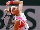 Petra Kvitová servíruje ve tvrtfinále Roland Garros.