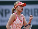 Amerianka Sofia Keninová se povzbuzuje ve tvrtfinále Roland Garros.