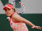 Amerianka Sofia Keninová se vytáí na forhend ve tvrtfinále Roland Garros.