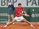 Srb Novak Djokovi se natahuje po balonku v semifinále Roland Garros.