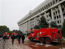 Protivládní demonstranti ve stedoasijském Kyrgyzstánu vtrhli do správní budovy...