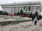 Protivládní demonstranti ve stedoasijském Kyrgyzstánu vtrhli do správní budovy...