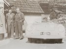 Prvn prodan Porsche 356 a (zprava) Ferdinand Porsche, jeho syn Ferry a Erwin...