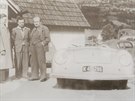 Prvn� prodan� Porsche 356 a (zprava) Ferdinand Porsche, jeho syn Ferry a Erwin...