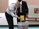 Prezident Milo Zeman s manelkou Ivanou odevzdali své hlasovací lístky ve...