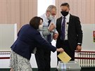Prezident Milo Zeman s manelkou Ivanou odevzdali své hlasovací lístky ve...