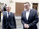 Poslanec Zbynk Stanjura (vpravo) pichází do praského volebního tábu ODS....