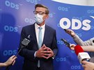 Martin Kupka (ODS) odpovídá na dotazy noviná v praském volebním tábu...