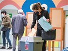 Lidé picházejí odevzdat svj hlas v krajských volbách ve Zlín. (2. íjna 2020)