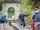 D�ln�ci rozeb�raj� tr�my na St�dleck�m most�. Nov� budou z dub� z Chorvatska.