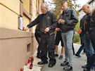 Kamar�di zapalovali sv��ky za mu�e, kter� zem�el p�ed p�r dny po n�stupu do...