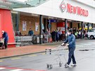 Lidé ekají ve front u nákupního stediska v novozélandském Aucklandu. Vláda...