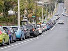 Lidé v novozélandském Aucklandu ekají ve front na testy na koronavirus. Vláda...