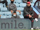 Jürgen Klopp, trenér Liverpoolu, sleduje debakl svých svenc na stadionu...