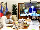 Premiér Andrej Babi a ministr zdravotnictví Roman Prymula pi jednání formou...