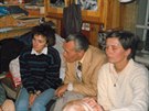 Zden�k Rotrekl (druh� zprava) s man�eli Kotrl�mi a sestrou far��e Franti�ka...