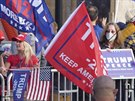 Podporovatelé Donalda Trumpa se shromaují ped vojenskou nemocnicí Walter...