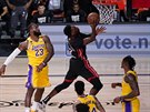Bam Adebayo z Miami se ve finále NBA prosazuje proti obran Los Angeles Lakers.