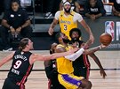LeBron James z Los Angeles Lakers v prním finále NBA nezadriteln prochází...