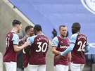 Vladimír Coufal (druhý zprava) slaví se spoluhrái z West Hamu gól, který...