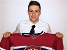 Jan Myák pózuje s dresem Montrealu, který si ho vybral na draftu NHL.