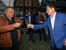 Kandidát na hejtmana Martin ervíek si pipíjí se starostou Trutnova Ivanem...