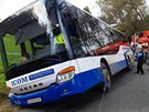 Hasii na Beneovsku zachrnili 19 lid z naklonnho autobusu. (7.10.2020)