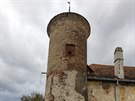 tykídlý renesanní zámek s okrouhlými vemi v nároích z poátku 17....