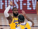 LeBron James (vlevo) a Anthony Davis z LA Lakers oslavují v prvním finále NBA.