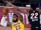 LeBron James (23) z LA Lakers pihrává kolem Jimmyho Butlera (22) z Miami.