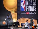 LeBron James z LA Lakers jde na palubovku ped prvním finále NBA.