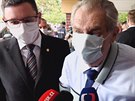 Milo� Zeman dorazil k volbám, za pár minut byl venku a vynadal noviná�ce.