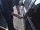 Inspekto�i �OI zabavuj� pad�lky ukryt� ve vrac�ch aut v are�lu tr�nice Svat�...