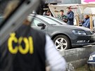 Inspekto�i �OI zabavuj� pad�lky ukryt� ve vrac�ch aut v are�lu tr�nice Svat�...