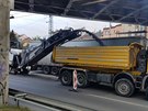 V Plzni zaala oprava ulice U Trati, na ní jsou výtluky, vyjeté koleje a...