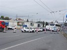 V Plzni zaala oprava ulice U Trati, na ní jsou výtluky, vyjeté koleje a...
