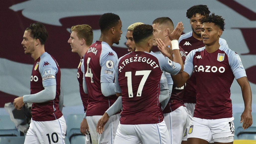 Fotbalisté Aston Villy se radují ze vst�eleného gólu proti Liverpoolu.