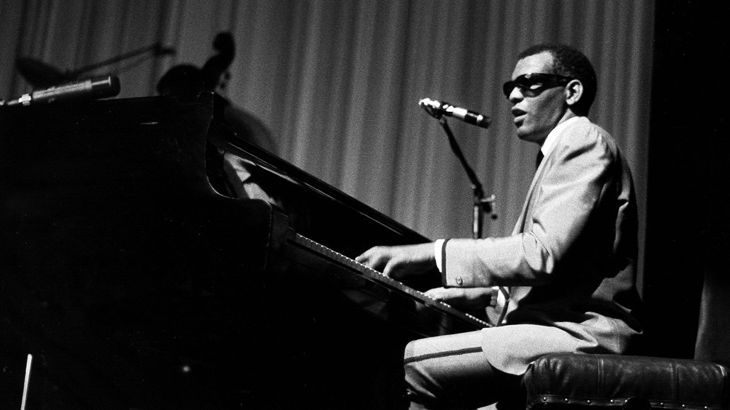 Americký zpvák a klavírista Ray Charles pi koncert v roce 1968