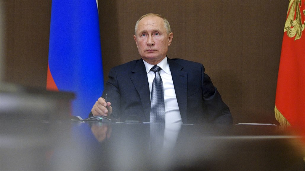 Ruský prezident Vladimir Putin pi videokonferenci ve své rezidenci Bocharov...