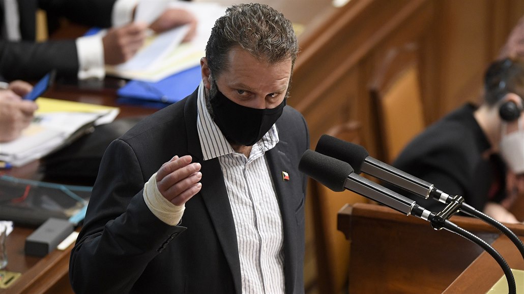 Poslanec KS�M Zden�k Ondrá�ek hovo�í na sch�zi Poslanecké sn�movny