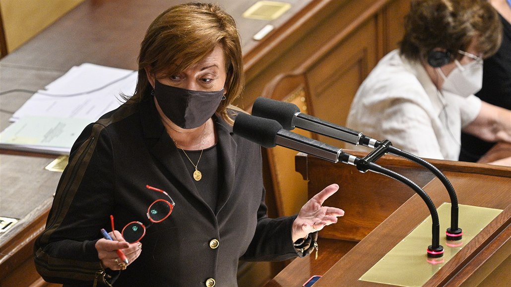 Ministryn� financí Alena Schillerová hovo�í na sch�zi Sn�movny 29. zá�í 2020 v...