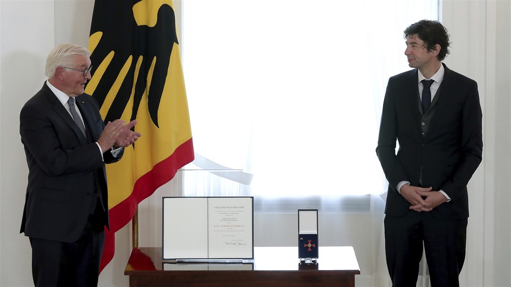 Virolog Christian Drosten p�ebírá Spolkový k�í� za zásluhy od n�meckého...