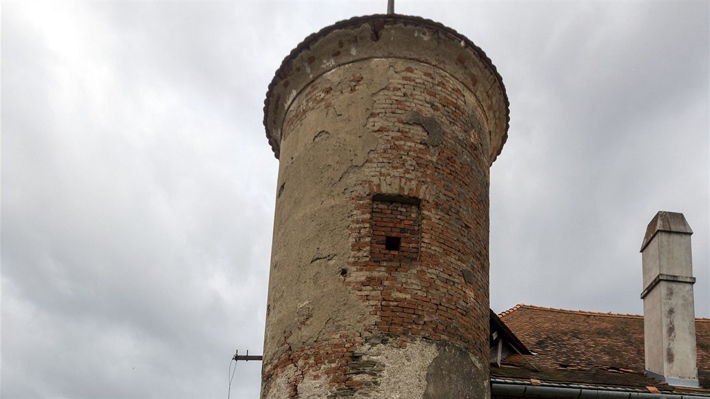 Čtyřkřídlý renesanční zámek s okrouhlými věžemi v nárožích z počátku 17....