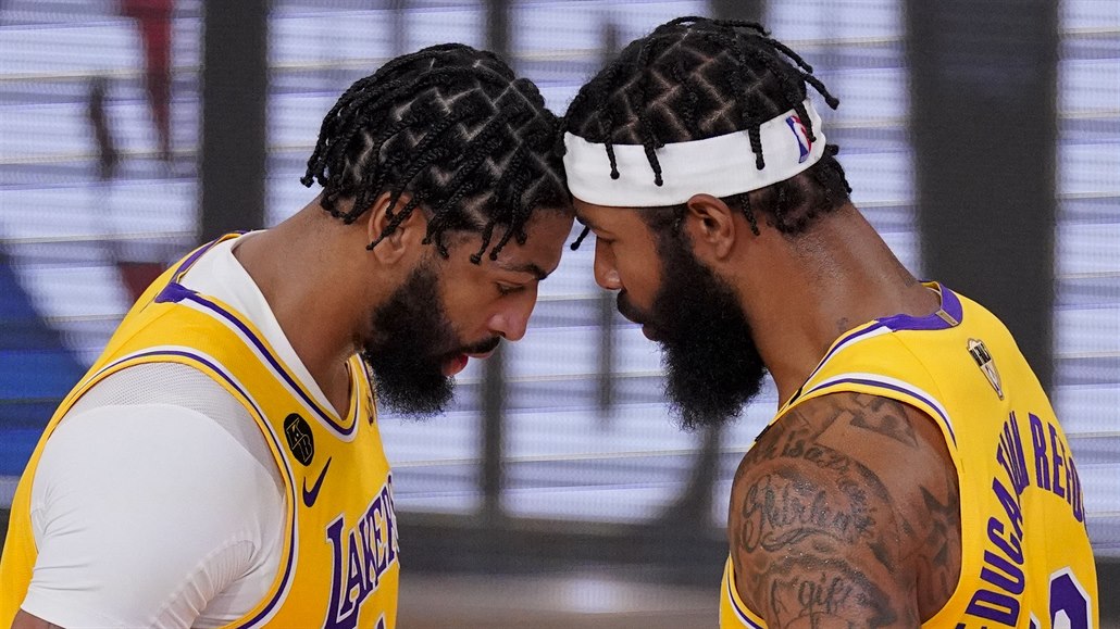 Anthony Davis (vlevo) a Markieff Morris se radují z úsp�chu LA Lakers b�hem...