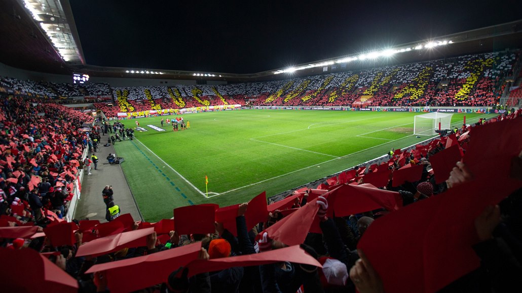 A i kdy se po ase rouby ve spolenosti uvolní, nic  ani sport  se u do starých, vyjetých kolejí nevrátí. Ani diváci prvoligového fotbalu a hokeje nezaplní stadiony v díve obvyklém standardním potu.