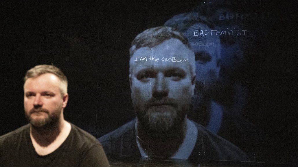 Pocit provinilosti? Třeba když let do Kanady vykoupíte omluvnou selfie