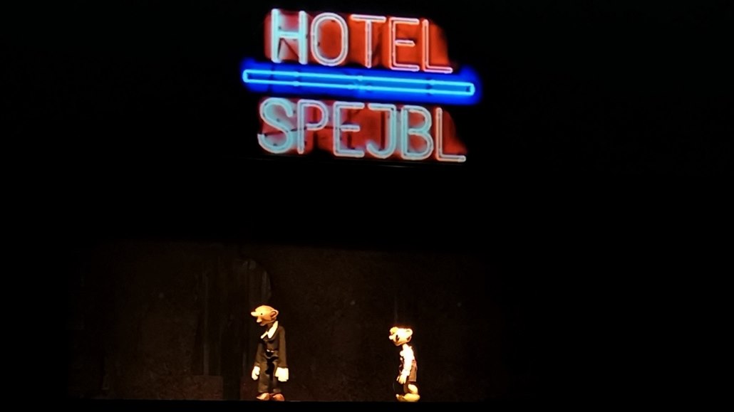 Spejbl a Hurvínek v představení Hotel Spejbl