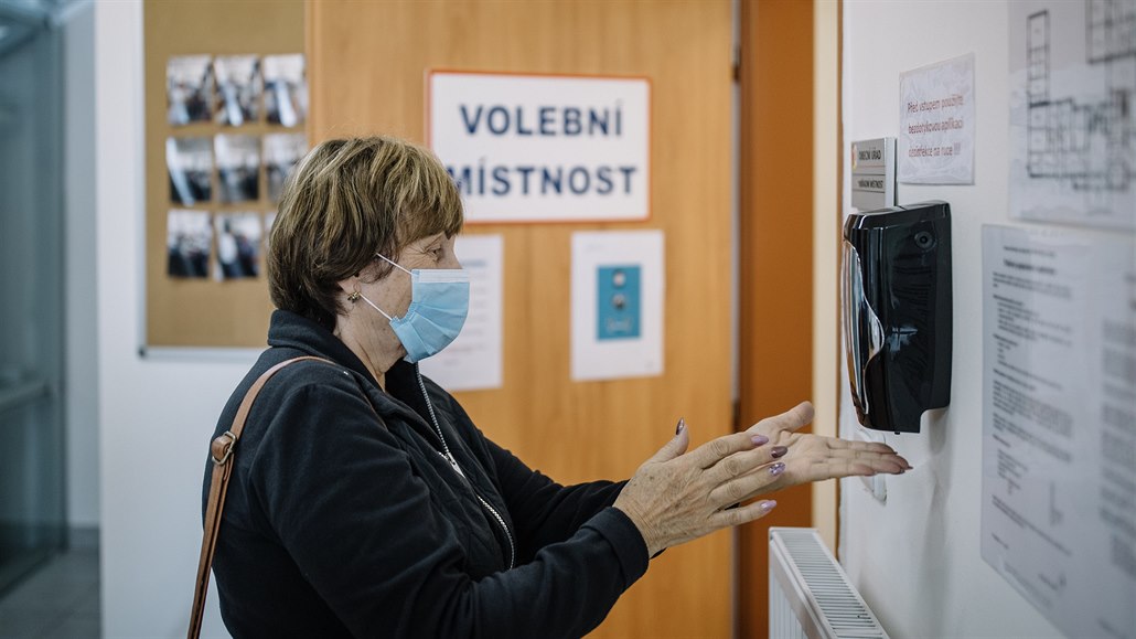 Lidé mohou volit v druhém kole senátních voleb v 26 obvodech. Povinností jsou...