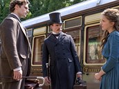 Sherlock (Henry Cavill), Microft (Sam Claflin) a Enola Holmes (Millie Bobby...