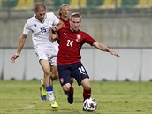 �eského zálo�níka Petra �ev�íka stíhá v p�ípravném utkání v Larnace Kyp�an...